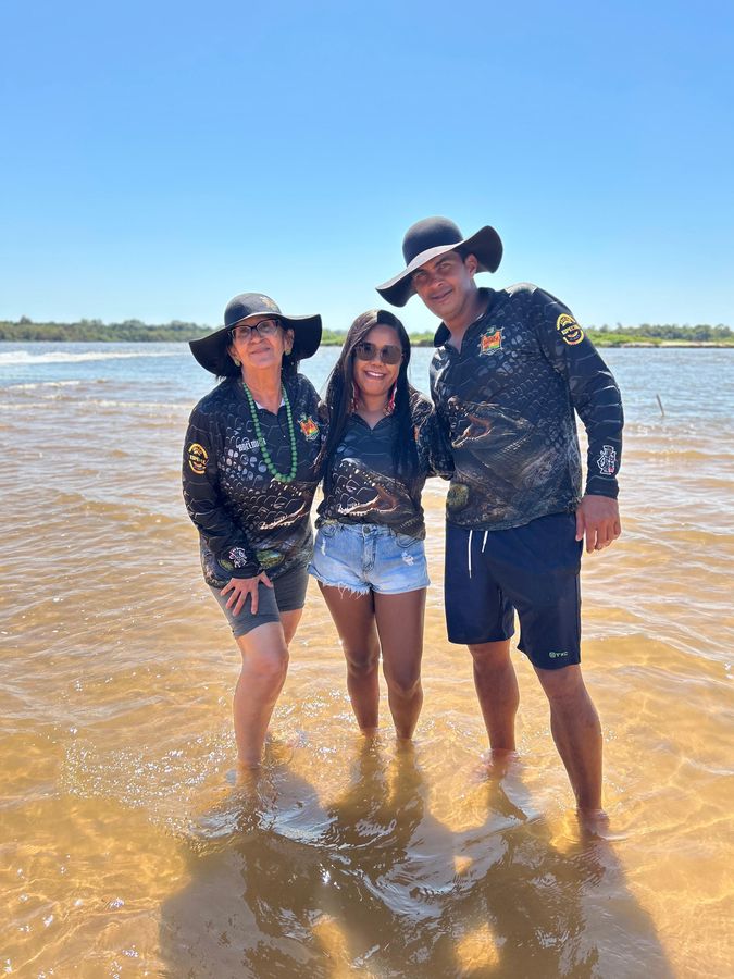 Turma com os pés na água — acampamento Toca do Jacaré, Rio Araguaia