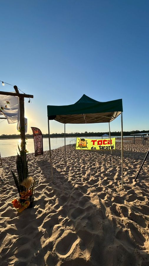 Estrutura montada na praia — acampamento Toca do Jacaré, Rio Araguaia