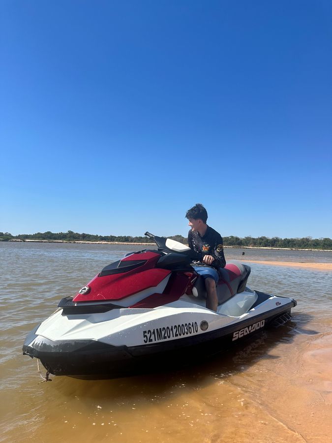 Jet ski cruzando o Araguaia — acampamento Toca do Jacaré, Rio Araguaia