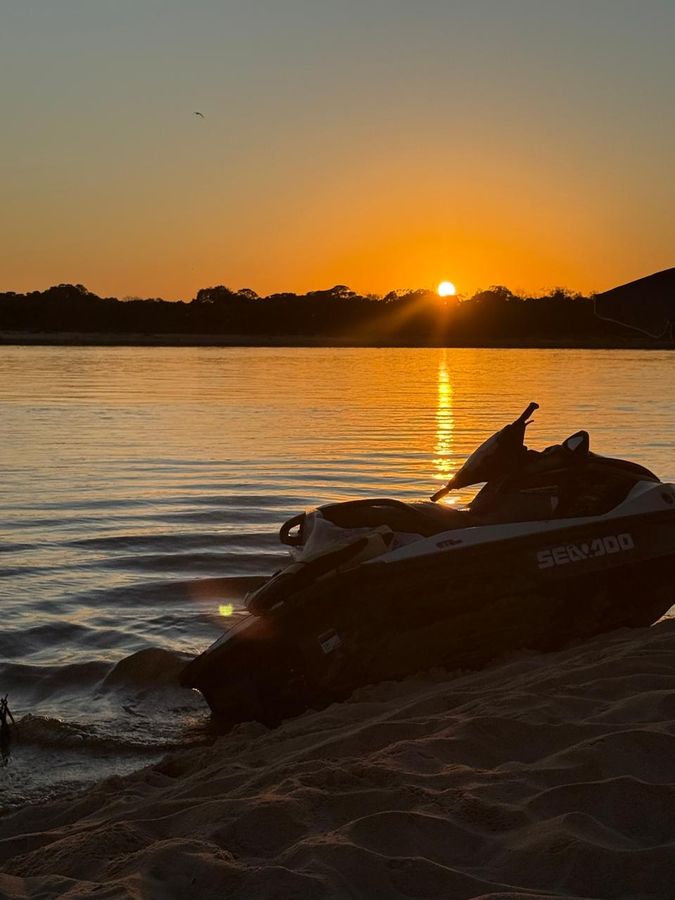 Jet ski parado no fim do dia — acampamento Toca do Jacaré, Rio Araguaia