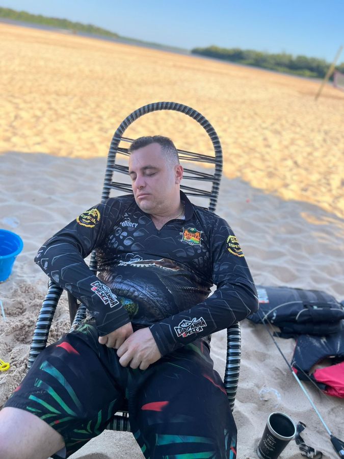 Descanso na cadeira de praia — acampamento Toca do Jacaré, Rio Araguaia