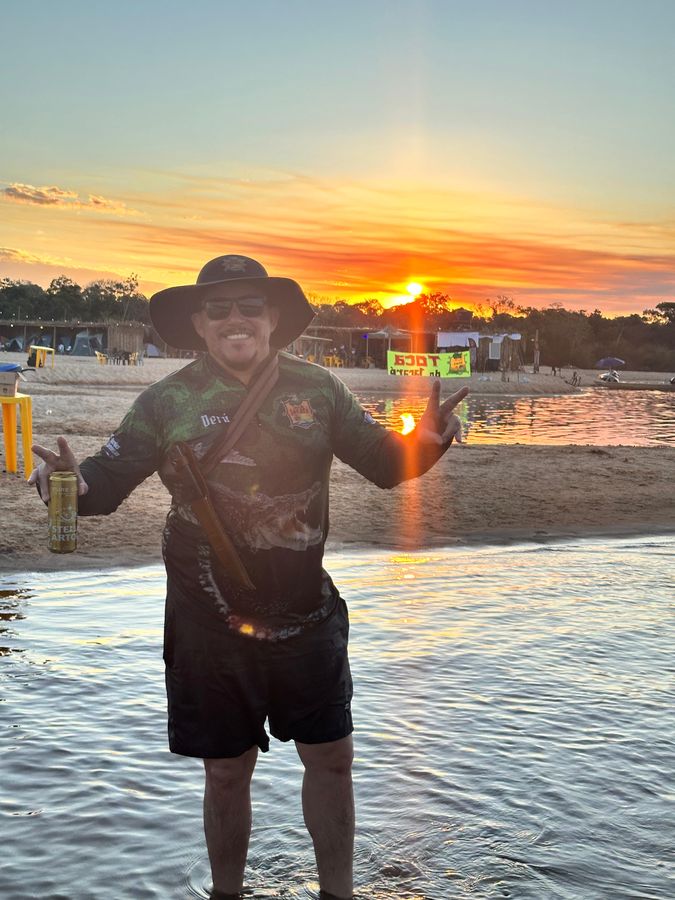 De braços abertos no pôr do sol — acampamento Toca do Jacaré, Rio Araguaia
