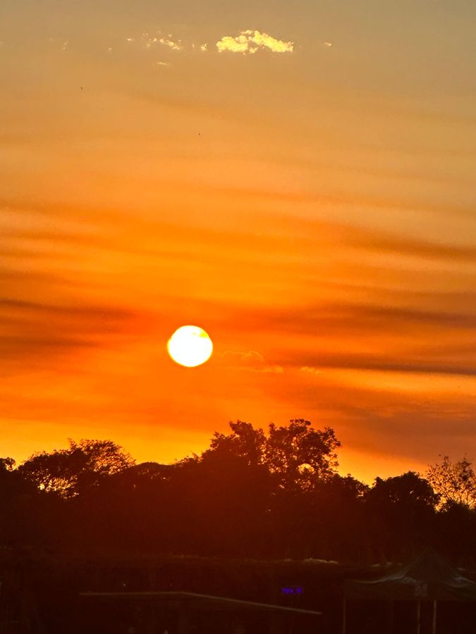 Sol se pondo atrás da mata — acampamento Toca do Jacaré, Rio Araguaia