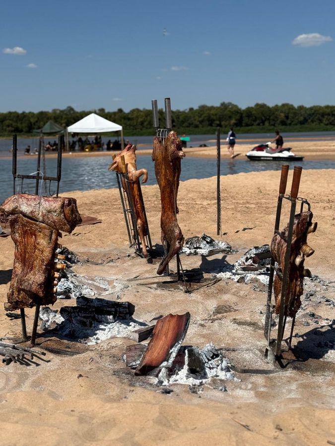 Costelas assando no fogo de chão — acampamento Toca do Jacaré, Rio Araguaia