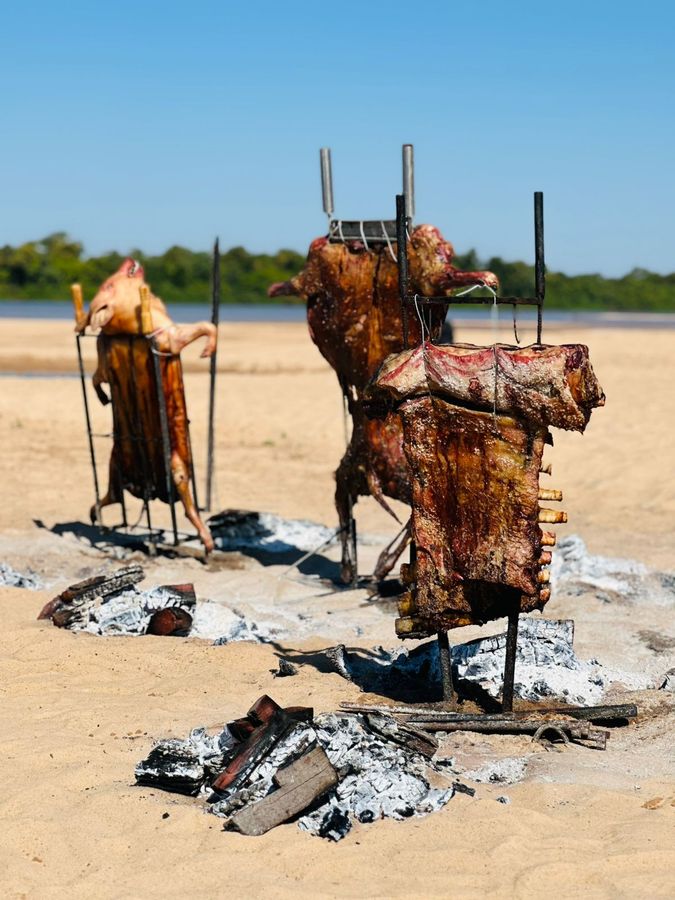 Carne no espeto à beira da praia — acampamento Toca do Jacaré, Rio Araguaia