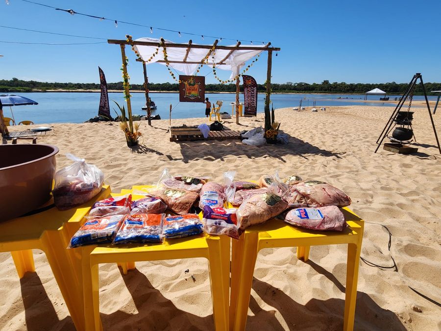 Mesa montada na areia antes do preparo — acampamento Toca do Jacaré, Rio Araguaia