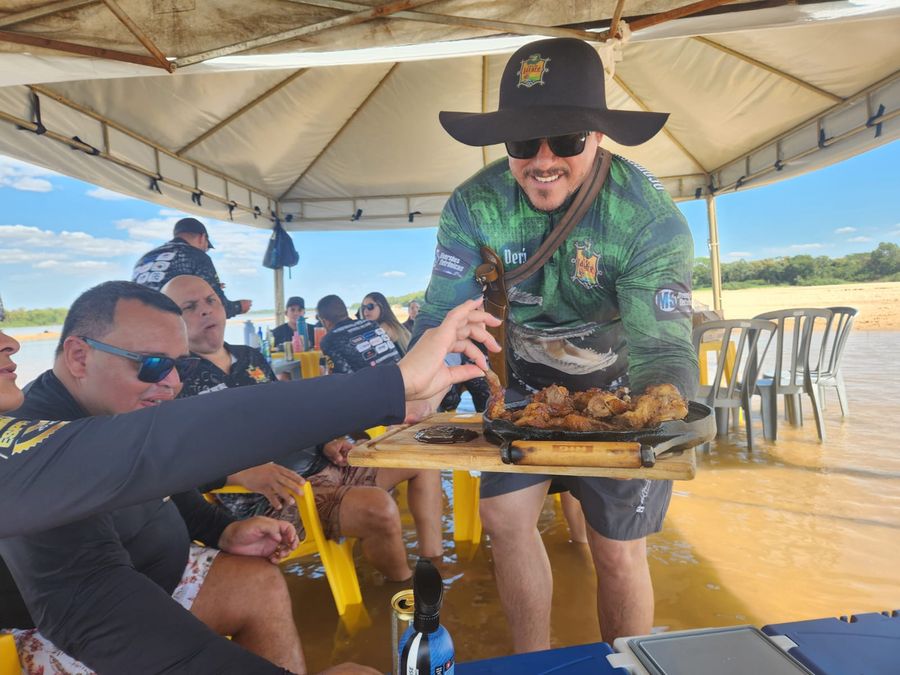 Petisco servido na mesa dentro da água — acampamento Toca do Jacaré, Rio Araguaia