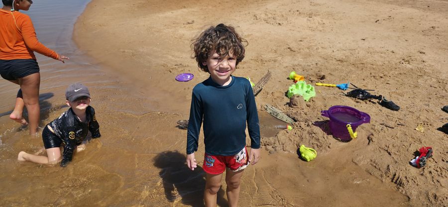 Criançada na beira do rio — acampamento Toca do Jacaré, Rio Araguaia
