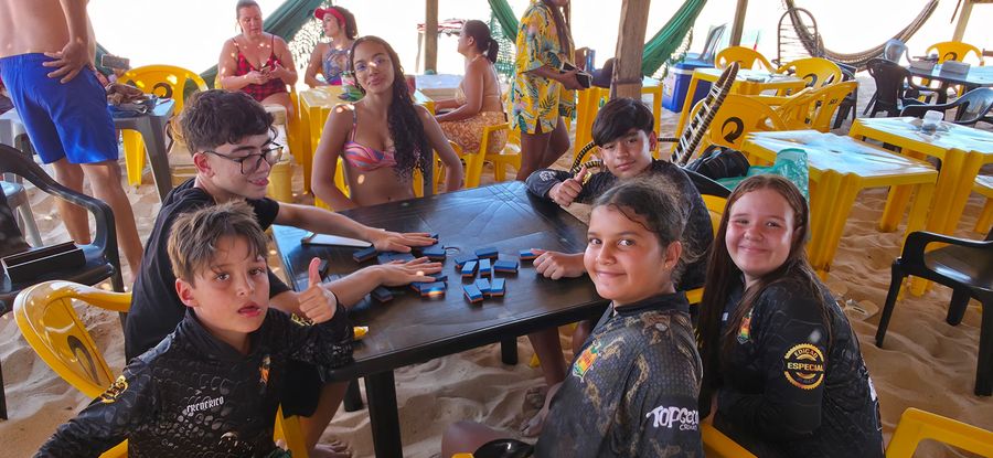 Jogo na mesa da turma pequena — acampamento Toca do Jacaré, Rio Araguaia