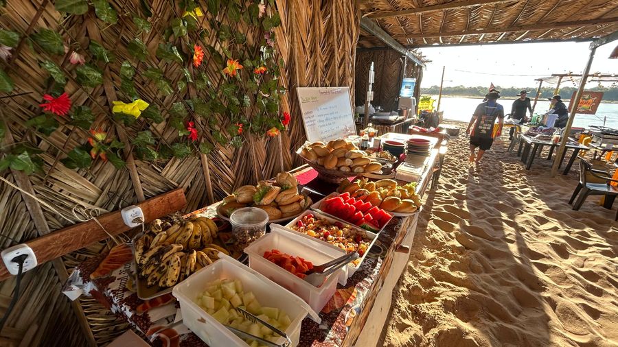 Buffet montado sob a palhoça — Gourmet na Toca do Jacaré