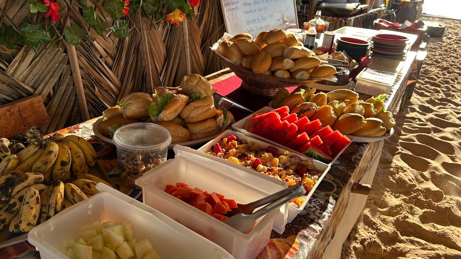 Mesa de pães, frutas e petiscos — acampamento Toca do Jacaré, Rio Araguaia