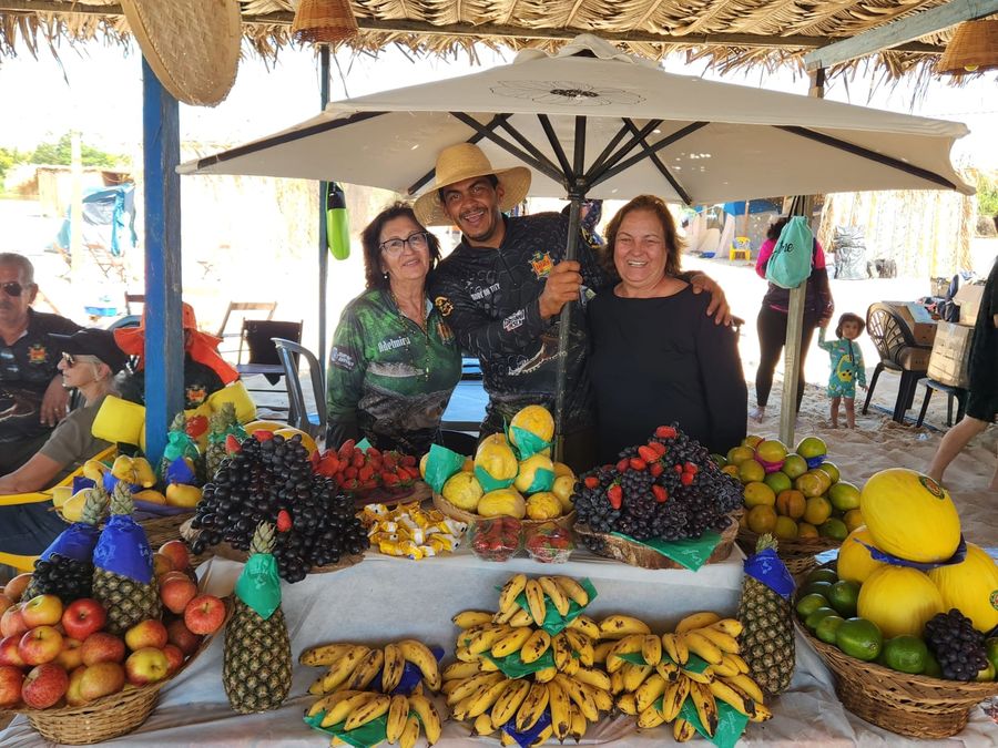Mesa de frutas do acampamento — acampamento Toca do Jacaré, Rio Araguaia