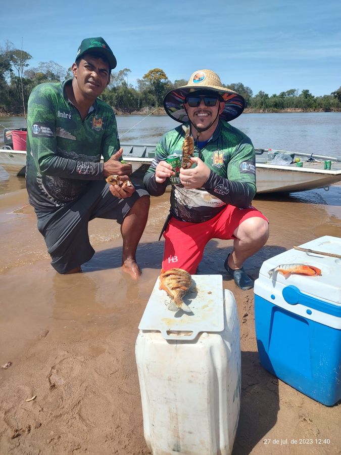 Preparando o material na beira do rio — acampamento Toca do Jacaré, Rio Araguaia