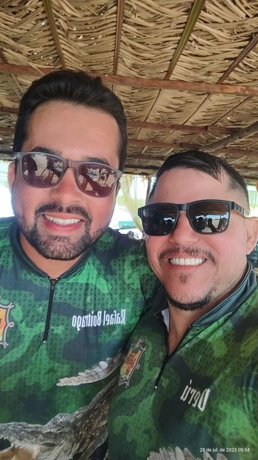 Dupla pronta para a saída de pesca — acampamento Toca do Jacaré, Rio Araguaia