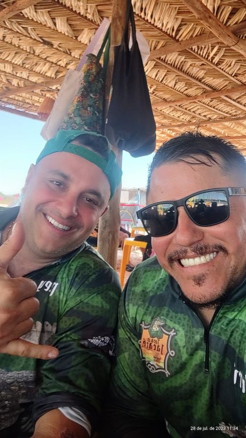 Companheirismo antes de cair na água — acampamento Toca do Jacaré, Rio Araguaia
