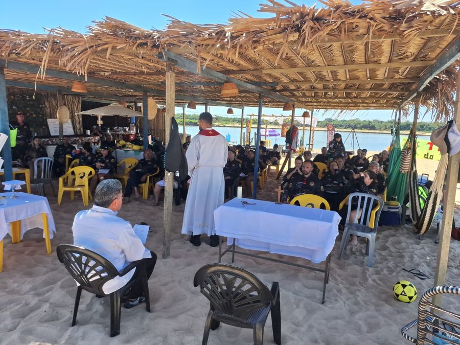 Comunidade reunida para a missa — acampamento Toca do Jacaré, Rio Araguaia