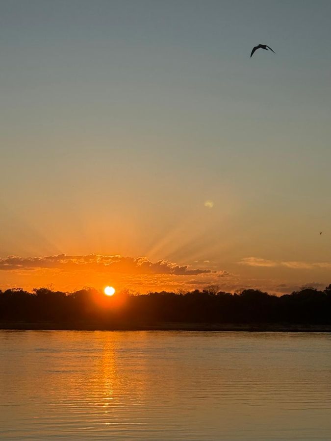 Sol nascendo sobre o Araguaia — acampamento Toca do Jacaré, Rio Araguaia