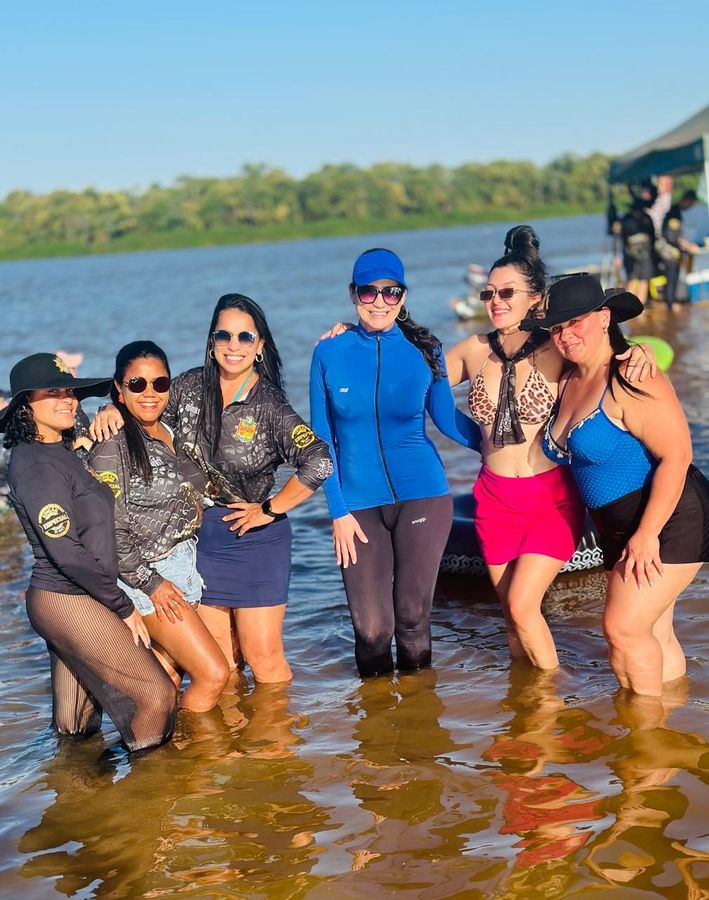 Turma reunida para a festa — acampamento Toca do Jacaré, Rio Araguaia
