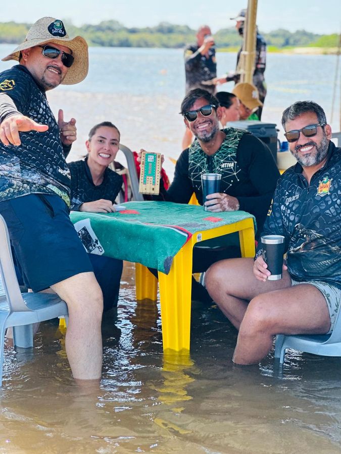 Mesa de jogo montada dentro do rio — Truco na Toca do Jacaré