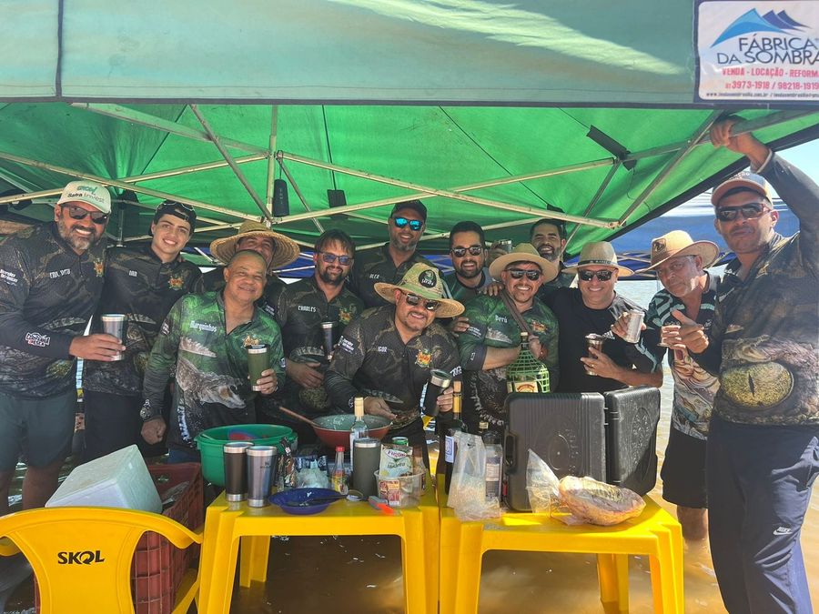 A turma reunida em volta da mesa — acampamento Toca do Jacaré, Rio Araguaia