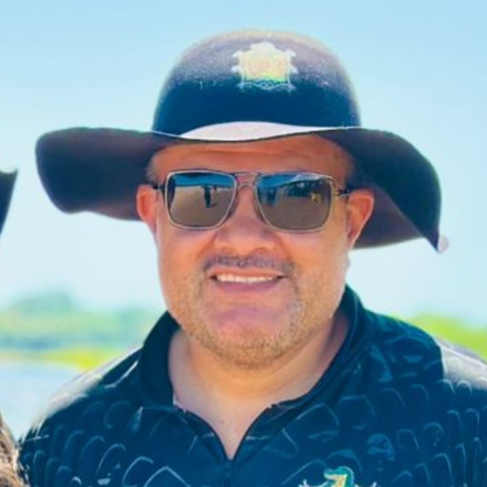 Igor Leite, Presidente da Toca do Jacaré, de chapéu e camisa do acampamento à beira do Rio Araguaia
